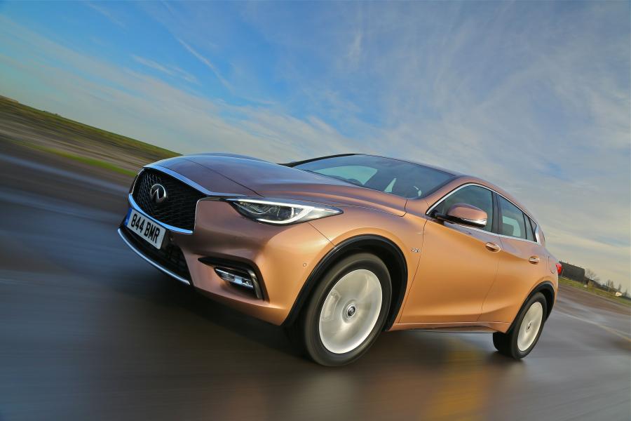  Infiniti Q30 2.2d AWD 2016 года  (UK) (фото 7 из 27)